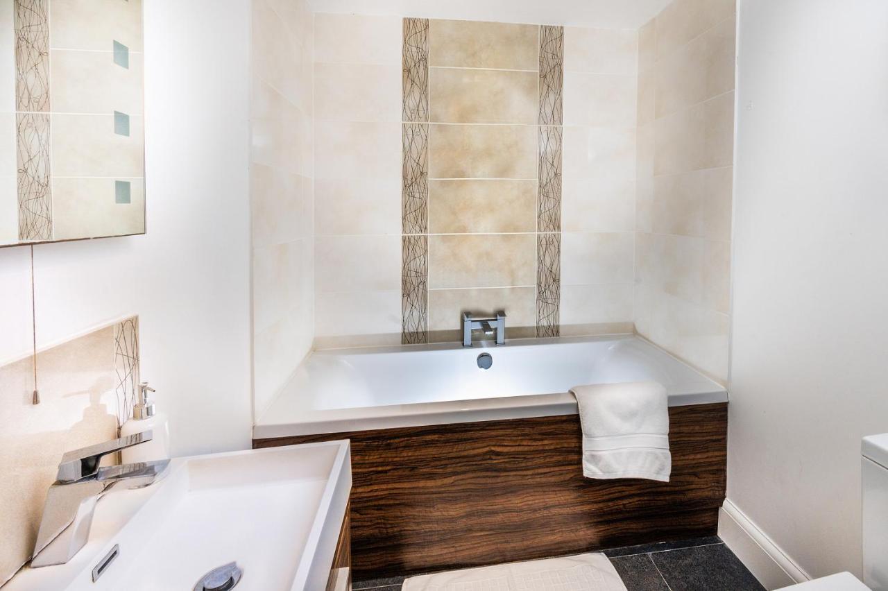 Modern & Spacious 2-Bed Flat With Secure Parking Reading Exterior photo